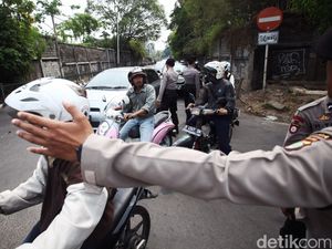 Imbas Bus Mogok, Lalin Ciputat-Pasar Jumat Macet Parah