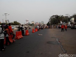 Geser ke Depan DPR Lagi, Massa Guru Honorer Tak Tutup Jalan