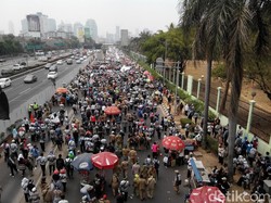 Penampakan Massa Guru Honorer Tutup Jalan di Depan DPR dan Kemacetan