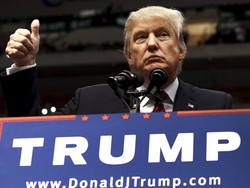 Massa Pendukung dan Penentang Donald Trump Bentrok Usai Kampanye