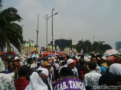 Saat Guru Honorer Beraksi di Depan Gedung DPR Menuntut Diangkat Jadi PNS