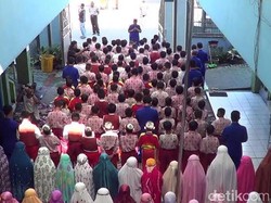 Siswa SD Gelar Salat Gaib Insiden Crane Masjidil Haram