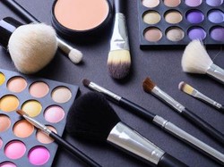 Hukum Menggunakan Kosmetik dan Skincare Mengandung Alkohol