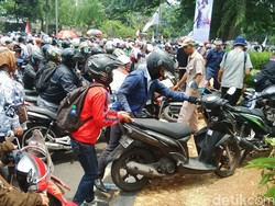 Puluhan Pemotor Terjebak Demo Guru Honorer, Lompati Taman untuk Putar Balik