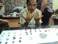 Pria ini Ditangkap Polisi karena Mencuri Ratusan Batu Kecubung