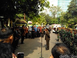 Jenazah Ali Wardhana Diserahkan ke Gubernur BI Lalu Dibawa ke Tanah Kusir