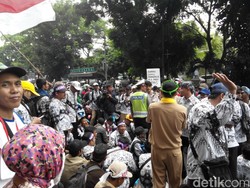 Ribuan Guru Honerer Ngaso di Depan Kemenpora, Tutup Seluruh Jalan