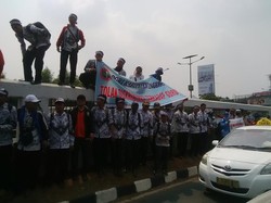 Guru Honorer Demo di DPR, Kendaraan Dialihkan ke Jalur TransJ