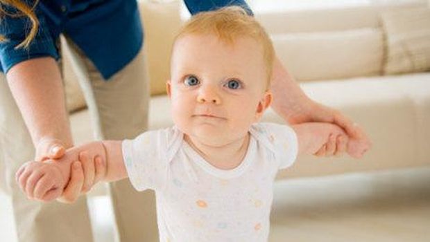 8 Tahap Bayi Belajar Jalan