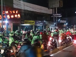 Massa Go-Jek Penuhi Ruas Warung Buncit: Solidaritas!