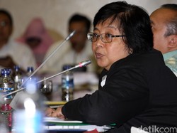 Menhut Siti Nurbaya Keluhkan Kekurangan Pesawat Pemadam Kebakaran Hutan