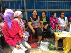 Tatapan Sedih Pedagang Pasar Karang Anyar Saat Kios Digusur Satpol PP DKI