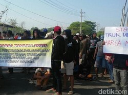 Rumah Retak Akibat Truk Tambang, Warga Blokir Jalan