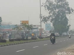 Jumlah Titik Panas Minim tapi Riau Tetap Dikepung Asap Pekat