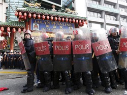 Sempat Bentrok, Massa Kaus Merah Akhirnya Membubarkan Diri