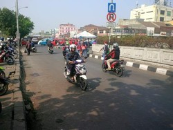 Yang Begini Jangan Dicontoh, Pemotor Lawan Arus Dekat Stasiun Pasar Minggu
