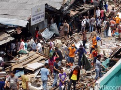 Aman! Saat Satpol PP DKI Bongkar Pasar Karang Anyar