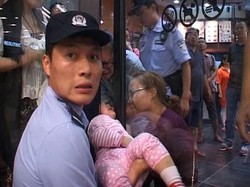 Orang Tua Asyik Makan, Anak Terjepit Pintu Restoran