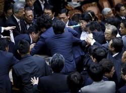 Sidang Ricuh, Anggota Parlemen Jepang Saling Dorong