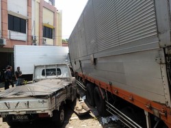 Truk Boks Tabrak 4 Kendaraan Hingga Ringsek di Semarang