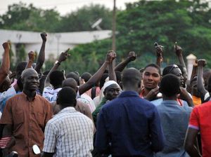Polisi Tembak Gas Air Mata ke Demonstran Kedubes Prancis di Burkina Faso Polisi Tembak Gas Air Mata ke Demonstran Kedubes Prancis di Burkina Faso