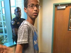 Saat Orang Tua Ahmed Bawakan Pizza untuk Para Jurnalis di Depan Rumah