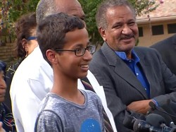 Dunia Memeluk Ahmed, Remaja Pintar yang Disangka Membuat Bom