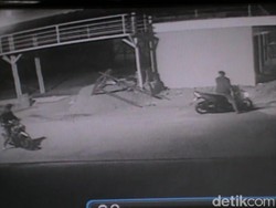 Terekam CCTV, Begini Aksi Pencuri yang Pura-pura Futsal dan Gasak Motor