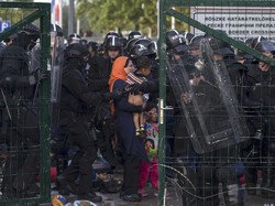 Duh! Anak-anak Imigran Terpisah dari Keluarga di Perbatasan Hungaria