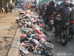 Bau! Sampah Berserakan di Badan Jalan Tangerang ini Bikin Macet