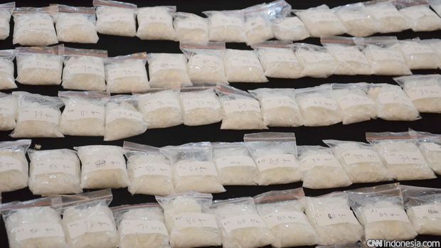 ejumlah barang bukti yang diperlihatkan di Ditnarkoba Mabes Polri, Jumat, 18 September 2015