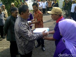 Deddy Mizwar Lepas Tim Pemeriksa Hewan Kurban