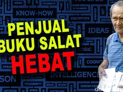 Begini Gaya Unik Pak Sutan Berjualan Buku di Jalanan Bandung