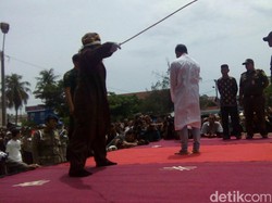 17 Pejudi dan Pelaku Mesum Dicambuk, Satu Batal karena Melahirkan