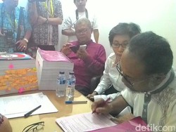 Tiba di Kejari Jakpus, BW Salat Jumat Lalu Tanda Tangan Pelimpahan Berkas