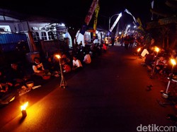 Tradisi Unik Bersih Desa Tumpeng Sewu, Suguhkan 3 Ribu Tumpeng Pecel Pitik