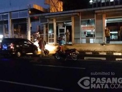 Pengemudi Diduga Mabuk, Avanza Tabrak Separator Busway di Matraman