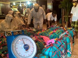 Mainan hingga Buah-buahan Dikeluarkan dari Koper Jemaah