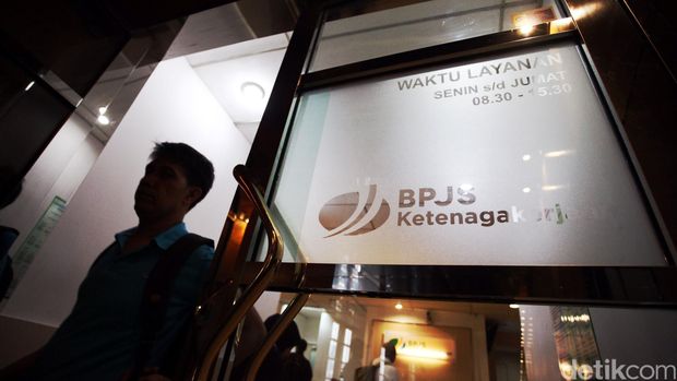 Pemerintah mengeluarkan aturan baru mengenai pencairan dana Jaminan Hari Tua (JHT) bagi pekerja yang berhenti bekerja atau terkena PHK. Aturan yang berlaku pada 1 September 2015 ini merupakan revisi dari aturan sebelumnya. Menteri Ketenagakerjaan M Hanif Dhakiri mengumumkan revisi aturan tersebut yang telah menjadi Peraturan Pemerintah (PP) Nomor 46 Tahun 2015 tentang Penyelenggaraan Jaminan Hari Tua yang merupakan revisi dari Peraturan Pemerintah Nomor 46 Tahun 2015 tentang Penyelenggaraan Program Jaminan Hari Tua. Rachman Haryanto/detikcom.