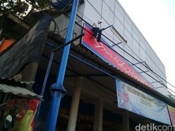 Fitri Spider Kid Panjat Ruko dan Sempat Bikin Macet Ciputat
