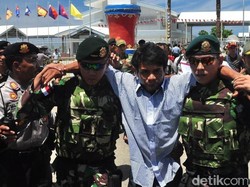 Dibopong TNI, 2 WNI Korban Penyanderaan Akhirnya Tiba di Jayapura