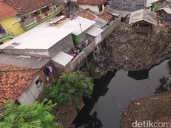 Penampakan Sampah Menahun di Kali Cipinang dari Udara