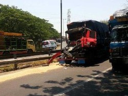 2 Dump Truk Bertabrakan, Muatan Gandum Berceceran