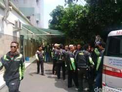 Rekannya Tewas Kecelakaan, Puluhan Driver Grab Bike Berkumpul di RS Tarakan