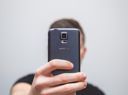 Tak Hanya Over Pede, Benarkah Orang yang Narsis Bisa Sensitif & Jadi Pemalu?