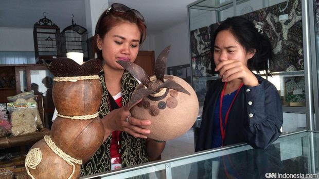 batok kelapa merupakan salah satu keunggulan dari kawasan Kebumen Selatan. Salah satu kerajinan batok kelapa adalah untuk membuat lampu hias