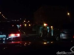 Diduga Sopir Mengantuk, Mobil Honda Jazz Tabrak Trotoar di Lebak Bulus