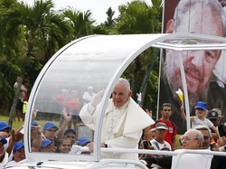 Bertemu di Kuba, Paus Fransiskus dan Fidel Castro Bertukar Buku