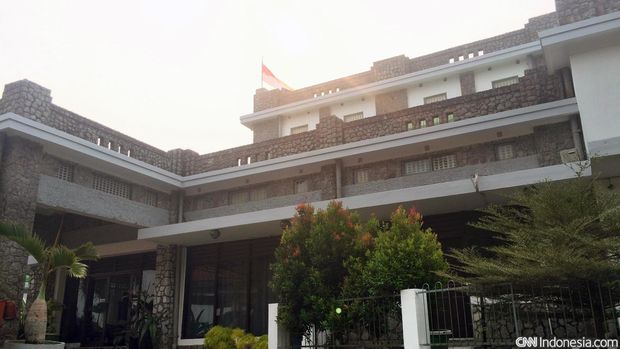 Pesanggrahan Menumbing berlokasi di atas Bukit Menumbing. Bangunan ini menjadi tempat pengasingan Wakil Presiden RI yang pertama, Moh. Hatta oleh pemerintah Belanda pada tahun 1949.