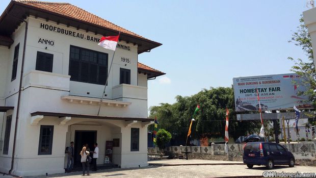 Museum Timah Indonesia Muntok merupakan gedung bekas kantor pusat perusahaan tambang timah Banka Tinwinning yang kini dikenal sebagai PT Timah Tbk.